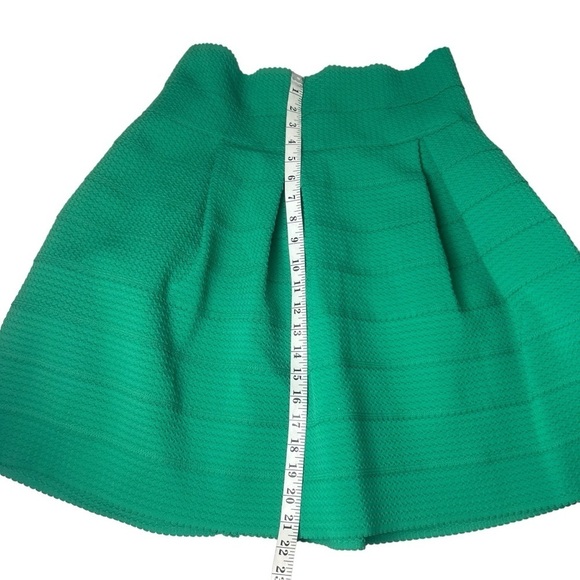 H&M Green Christmas Skirt Size L Women's Scalloped Elastic Stretchy St Patrick’s - Picture 5 of 7